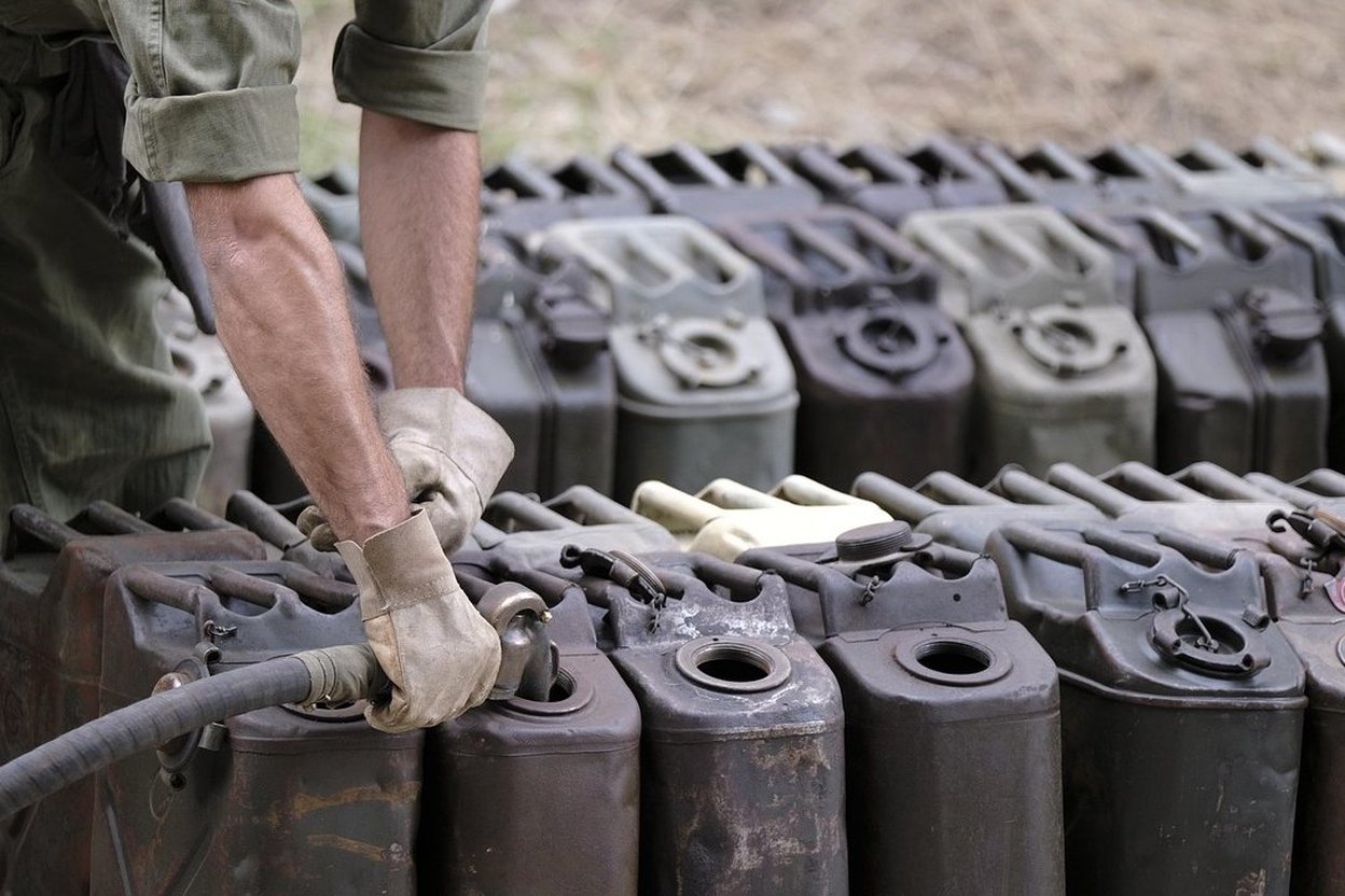 Fuel cans and fuel containers